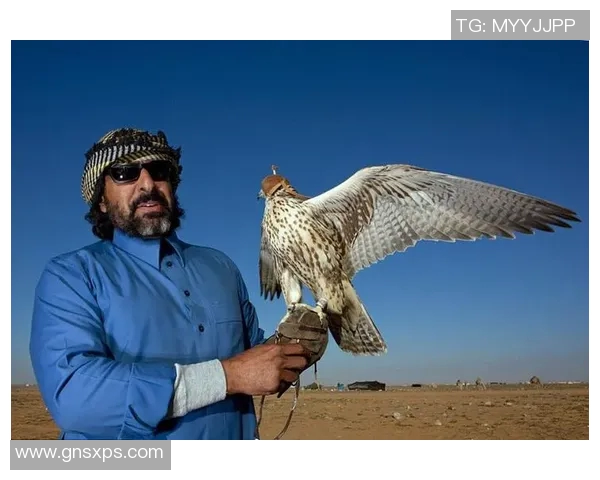 索菲亚与足球明星亲密合影展现青春活力与运动魅力的精彩瞬间 索菲亚与足球明星亲密合影展现青春活力与运动魅力的精彩瞬间