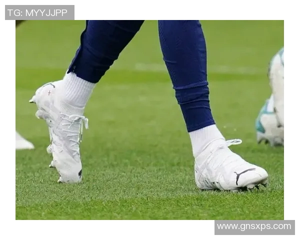 足球明星专属版足球鞋的魅力与科技结合,助力球员在赛场上展现非凡实力 足球明星专属版足球鞋的魅力与科技结合,助力球员在赛场上展现非凡实力