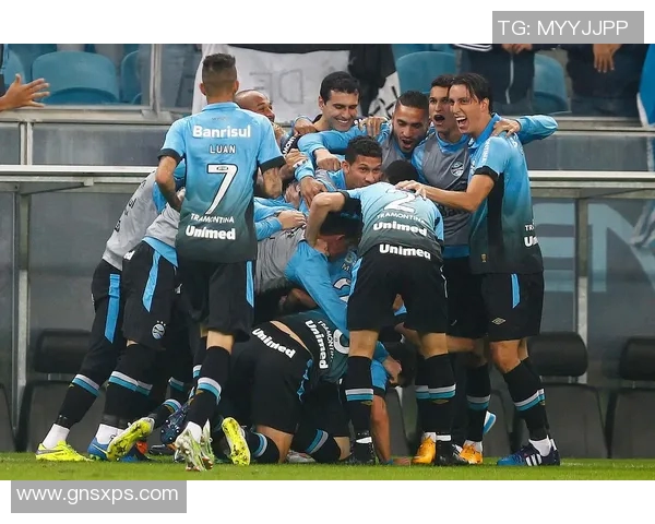 足球明星们在赛场上被绊倒的趣事与背后的故事揭秘 足球明星们在赛场上被绊倒的趣事与背后的故事揭秘