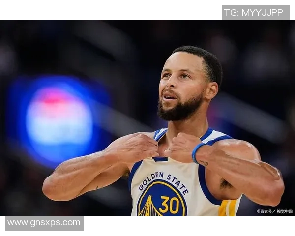 足球明星挑战篮球场搞笑瞬间引发全场爆笑视频合集