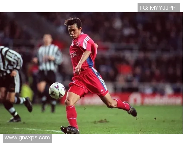 年轻帅气的足球明星如何在赛场内外赢得无数粉丝的心与热爱 年轻帅气的足球明星如何在赛场内外赢得无数粉丝的心与热爱